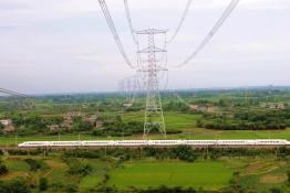 動(dòng)車(chē)穿越1000千伏皖電東送特高壓淮上輸電線