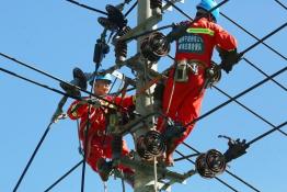 支援蒼南抗臺重災區(qū) 搶通光明進行時