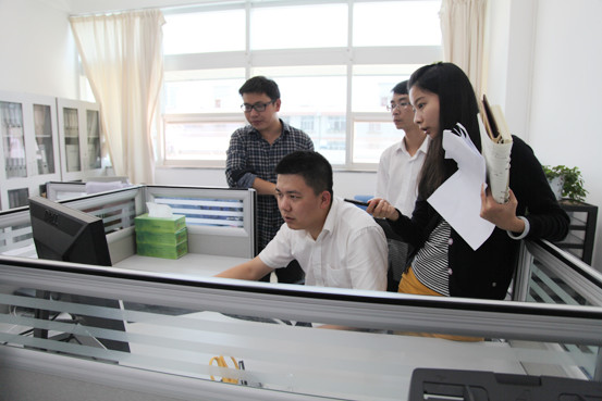 楚雄局信息中心工作人員為記者演示安風(fēng)語(yǔ)音系統(tǒng)