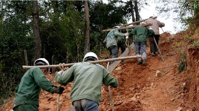 高山之巔架鐵塔 老區(qū)用電有保障