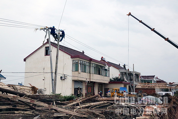 圖為抗風(fēng)災(zāi)保供電