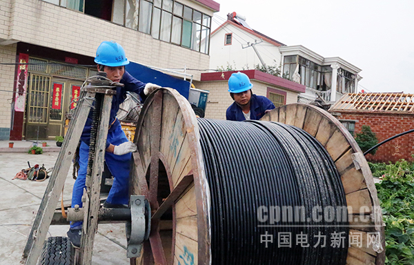 圖為抗風(fēng)災(zāi)保供電