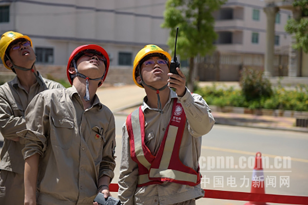 圖為電纜不停電作業(yè)