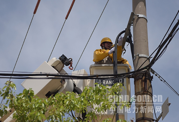 圖為電纜不停電作業(yè)