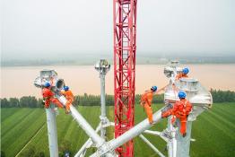 山東特高壓落地工程黃河大跨越展開(kāi)鐵塔組立