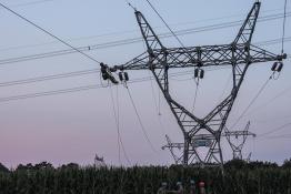 夕陽(yáng)下檢修