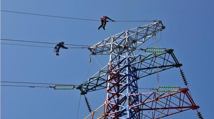 恩施供電：鏖戰(zhàn)三伏建電網