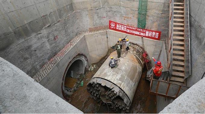 鄭州220千伏紅旗變首次電纜敷設(shè)完工