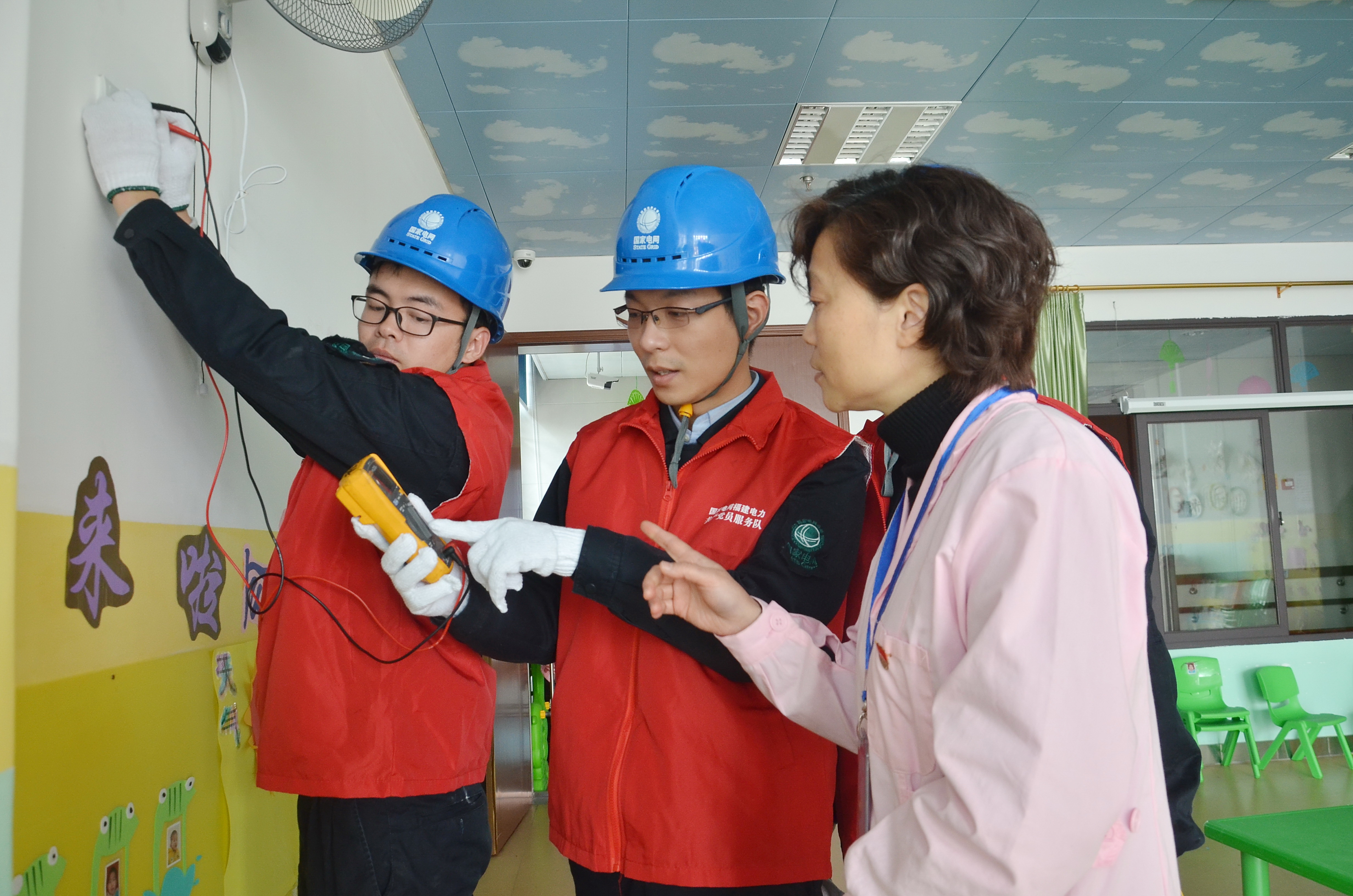 福州供電弘揚(yáng)雷鋒精神開(kāi)展志愿服務(wù)