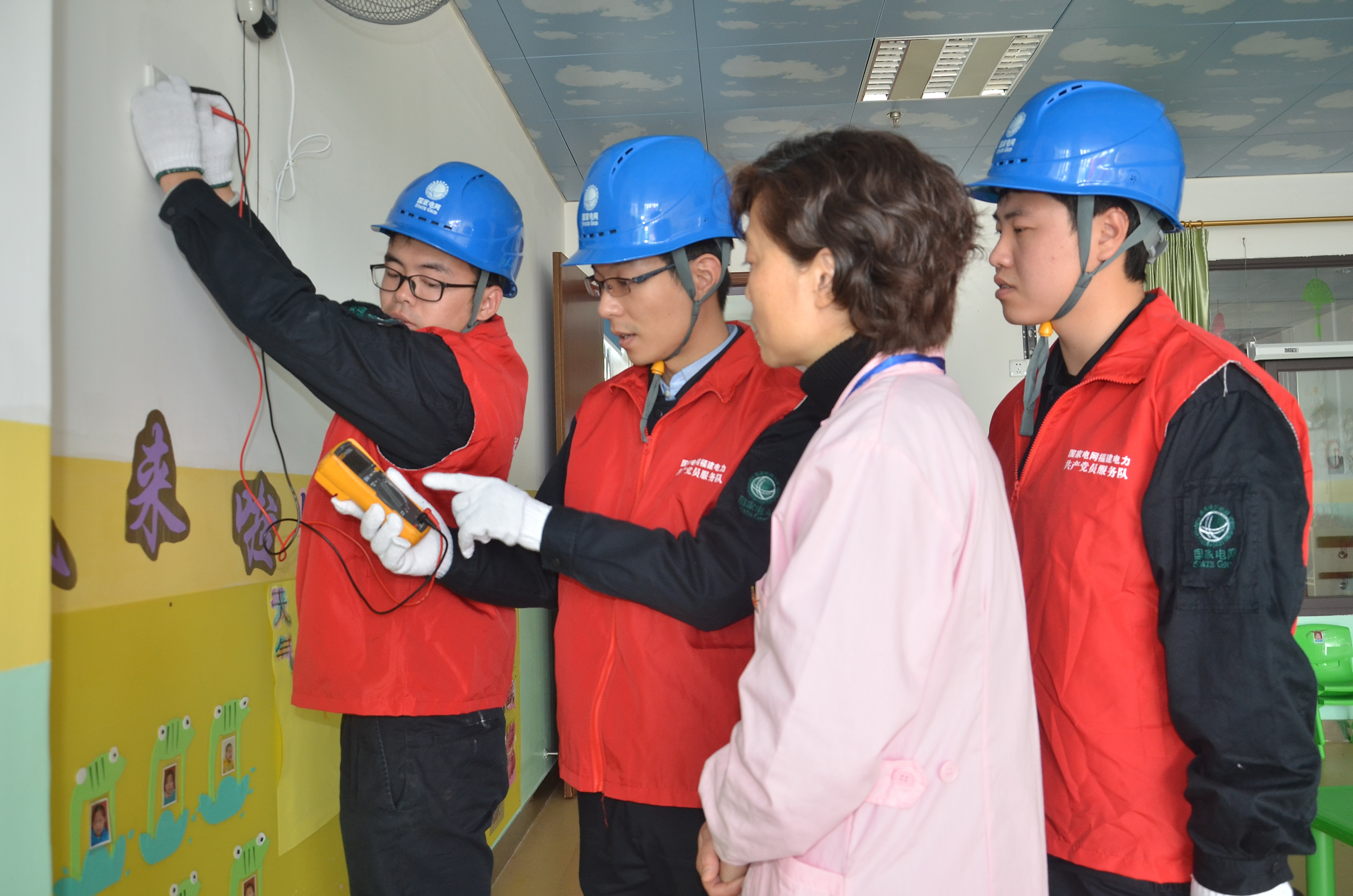 福州供電弘揚(yáng)雷鋒精神開(kāi)展志愿服務(wù)