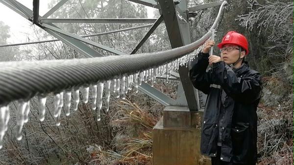 安徽電力全力應(yīng)對(duì)新一輪強(qiáng)降雪來襲保供電