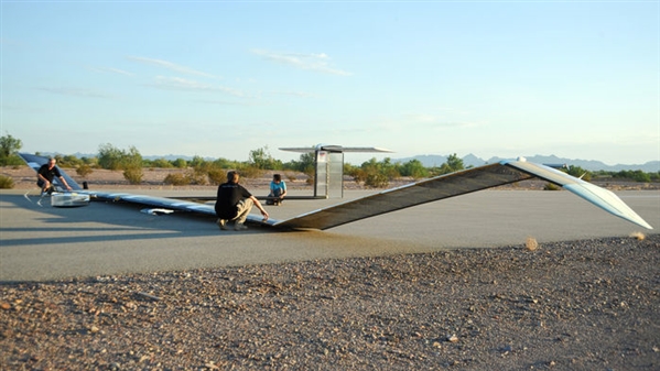 空中客車公司的“西風(fēng)7”無(wú)人機(jī)依靠鋰—硫電池不間斷地飛行了11天