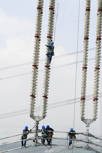 準(zhǔn)東—皖南特高壓順利跨越長(zhǎng)江