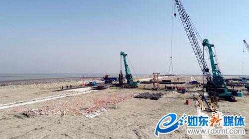 小洋口風(fēng)電母港重裝設(shè)備出運直立式護岸碼頭工程加緊施工