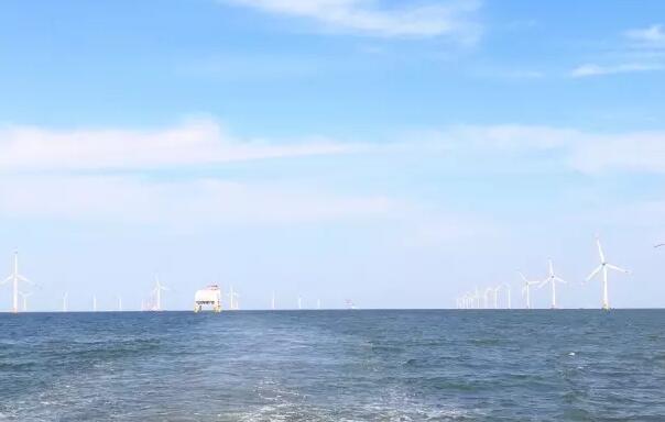 三峽新能源響水海上風(fēng)電場風(fēng)機吊裝如火如荼