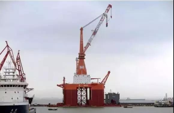 可抗16級(jí)臺(tái)風(fēng)、服務(wù)10MW海上風(fēng)機(jī)！全球首制深潛坐底多功能風(fēng)電工程船交付