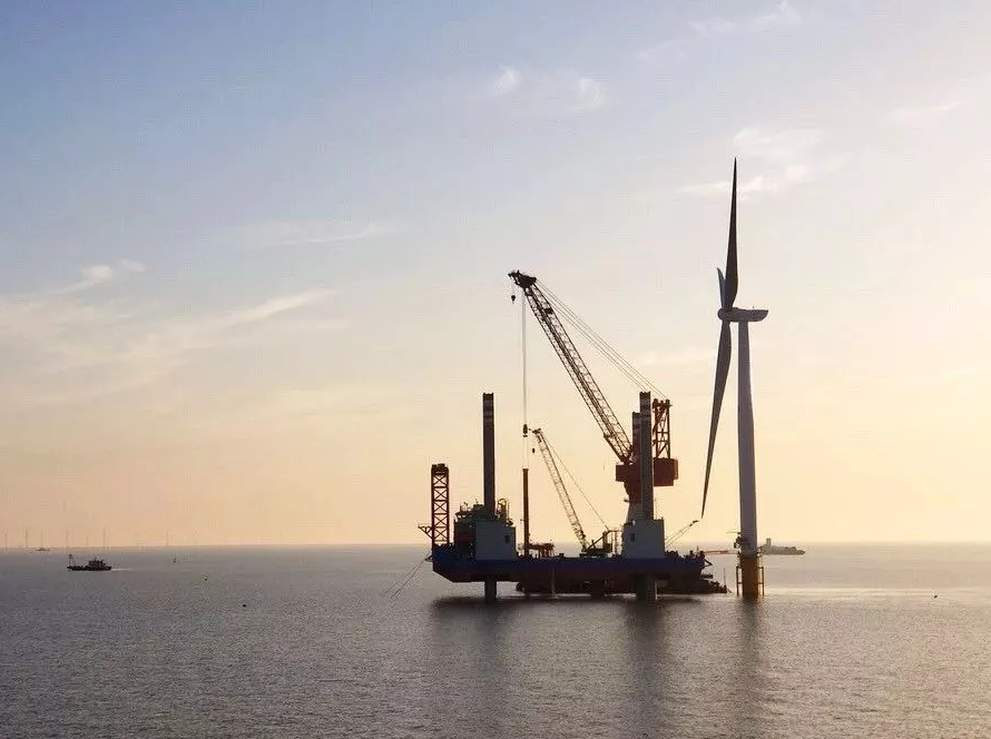 金風(fēng)科技海上首臺(tái)GW 3.0(S)MW單樁機(jī)組成功吊裝