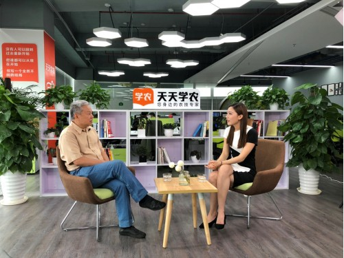 響應(yīng)總理號召，天天學(xué)農(nóng)用手機(jī)“新農(nóng)具”助力鄉(xiāng)村振興