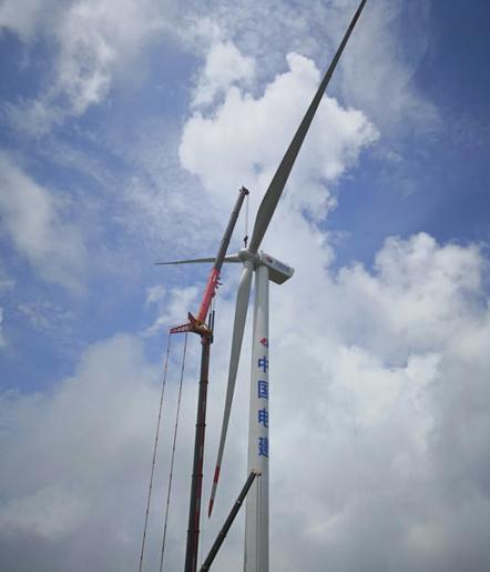 廣西賀州大桂山(40MW)風(fēng)電場(chǎng)首臺(tái)風(fēng)電機(jī)組吊裝完成