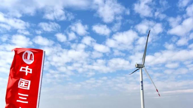 最明顯的趨勢(shì)，是風(fēng)力機(jī)的進(jìn)一步大型化。現(xiàn)今葉片制造技術(shù)以及傳動(dòng)系統(tǒng)性能的持續(xù)改善，使得風(fēng)力機(jī)可以使用更大型的葉片，相應(yīng)地提高了單機(jī)容量。目前主流海上風(fēng)力機(jī)的單機(jī)容量已經(jīng)達(dá)到6兆瓦，風(fēng)輪直徑達(dá)150米。運(yùn)用更大型的機(jī)組，能夠通 過(guò)提高可靠性以及在同功率情況下縮減基礎(chǔ)制造與吊裝成本，來(lái)獲得更好的經(jīng)濟(jì)性。預(yù)計(jì)到本世紀(jì)20年代，單機(jī)容量為10兆瓦的海上風(fēng)力機(jī)將會(huì)投入商業(yè)化應(yīng)用，而到30年代，單機(jī)容量為15兆瓦的機(jī)組將能夠面市。