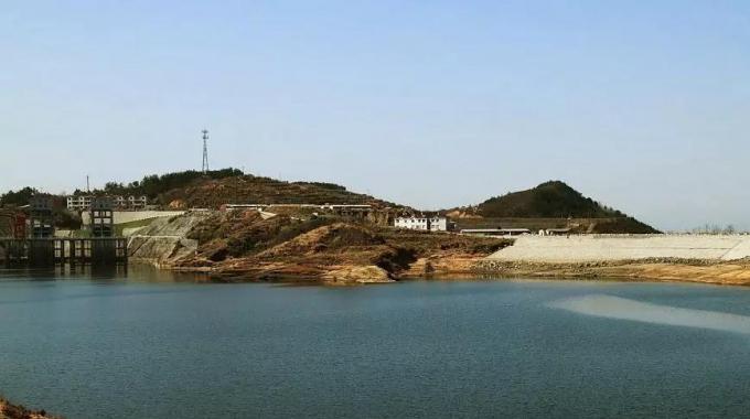 湖北白蓮河抽水蓄能電站（建成）  湖北白蓮河抽水蓄能電站位于黃岡市羅田縣，它擔負著調峰、填谷、調頻、調相和事故備用等任務，對湖北乃至華中電網安全、經濟、穩(wěn)定有巨大作用。