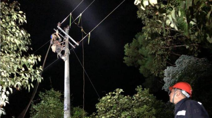     組織1275人次對欽州網區(qū)20個變電站、26條輸電線路、129條配電線路交叉跨越點安全隱患進行全面排查，梳理轄區(qū)設電安全隱患整改清單，以“清單式”管理模式，走訪轄區(qū)鎮(zhèn)政府，由政府協(xié)助解決了欽北區(qū)、欽南區(qū)34處樹障隱患難題。