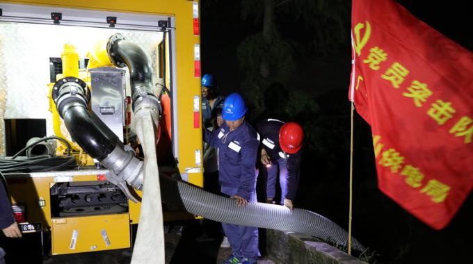 據(jù)了解，在實戰(zhàn)中應(yīng)用應(yīng)急排澇車進行搶修，屬廣東電網(wǎng)首次。