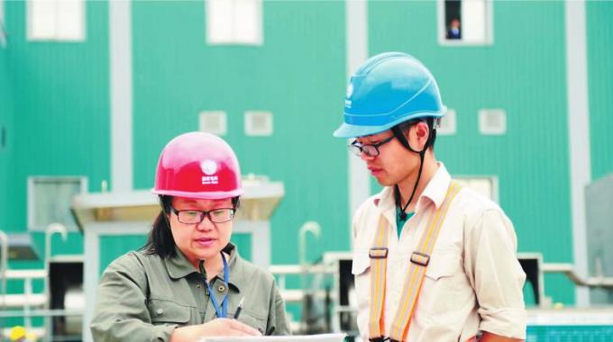  　　堅守者：陳文強  　　堅守崗位：直流檢修員  　　堅守年限：5年  　　國慶假期將近，浙江電力檢修公司的陳文強站在±800千伏紹興換流站換流變廣場。這里正在進(jìn)行2018年年度檢修。