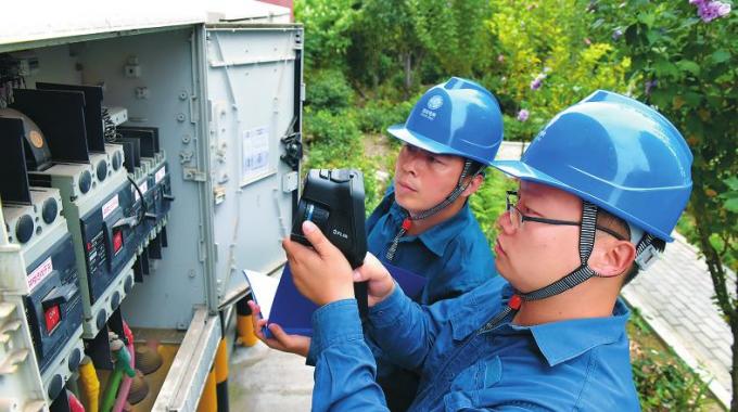  　　堅守者：王海林、張鑫  　　堅守崗位：營業(yè)配電員  　　堅守年限：7年  　　國慶來臨，山東淄博供電公司石橋供電所的王海林和張鑫像往常一樣，整理巡線用的裝備，戴好安全帽、掛上望遠(yuǎn)鏡，一天的設(shè)備巡視工作就這樣開始了。