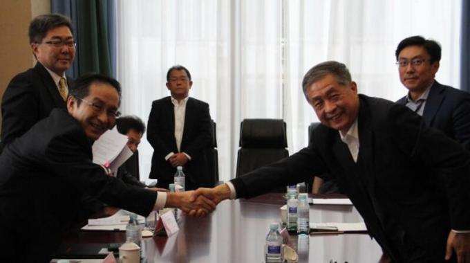 中日第三方市場的合作將采取怎樣的方式和措施？未來前景又將如何？正如總理所說，中日兩國在第三方不搞惡性競爭，發(fā)揮互補優(yōu)勢拓展合作空間，雙方應(yīng)共同努力在第三方市場取得三方共贏，中日雙方有非常廣闊的合作空間。先其他行業(yè)一步的光伏行業(yè)已經(jīng)給我們交出了一份很好的答卷。