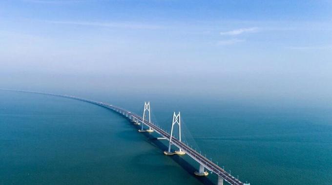 它的建成通車，使得香港到珠海、澳門的車程從原來的3小時縮短到了45分鐘，珠港澳地區(qū)終于也實現(xiàn)了“一小時生活圈”。