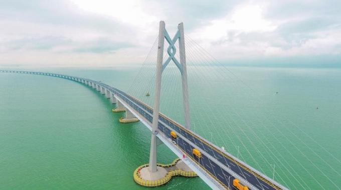 三地能源互補 協(xié)同發(fā)展,2017年，廣東GDP總量達8.99萬億元，但近80%都集中在珠三角地區(qū)。而在珠三角內(nèi)部，也存在著嚴重的發(fā)展不均衡。同為經(jīng)濟特區(qū)的深圳和珠海，分列珠江東岸和西岸，但經(jīng)濟、能源活躍度卻明顯是“東岸壓倒西岸”。